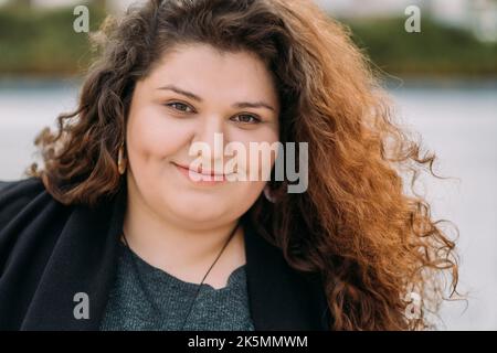 Sonnige Person plus Größe Modell weibliche Schönheit Stockfoto