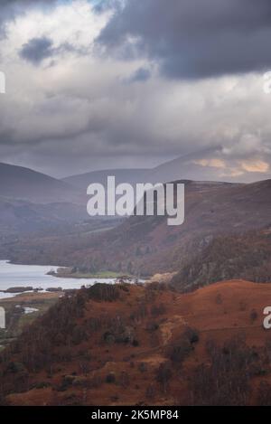 Schönes Landschaftsbild von der Aussicht von Castle Crag auf Derwentwater, Keswick, Skiddaw, Blencathra und Walla Crag im Lake District Stockfoto