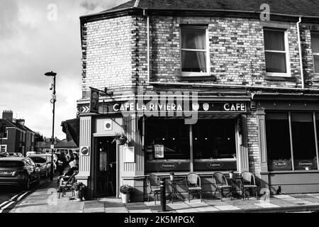 Ein schwarz-weißes Bild von der Vorderseite des Cafe La Riviera in Cullercoats, North Tyneside Stockfoto