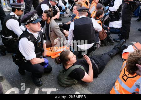 Piccadilly Circus, London, Großbritannien. 9. Okt 2022. Stop Oil Demonstranten blockieren Piccadilly Circus. Kredit: Matthew Chattle/Alamy Live Nachrichten Stockfoto