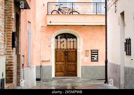 Eine alte Holztür eines Gebäudes im Hof Stockfoto