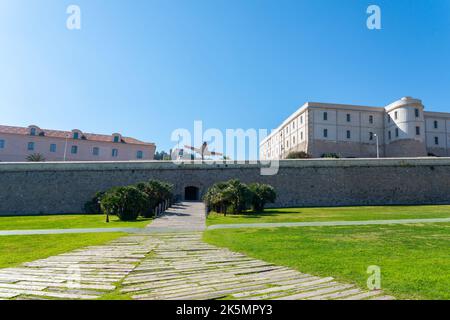 CARTAGENA, SPANIEN - 22. FEBRUAR 2019 derzeit befinden sich in der alten Kaserne die höhere Technische Schule für Telekommunikationstechnik und die DOCUMENTAT Stockfoto