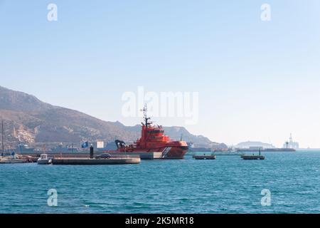 CARTAGENA, SPANIEN - 22. FEBRUAR 2019 Ein Rettungsschlepper, der zu Salvamento Maritimo, dem spanischen Seefahrtsort, gehört, vertäut in Puerto Comercial, Cartagena, Spanien Stockfoto