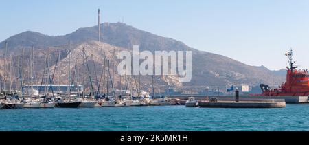 CARTAGENA, SPANIEN - 22. FEBRUAR 2019 Ein Rettungsschlepper, der zu Salvamento Maritimo, dem spanischen Seefahrtsort, gehört, vertäut in Puerto Comercial, Cartagena, Spanien Stockfoto