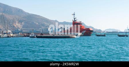 CARTAGENA, SPANIEN - 22. FEBRUAR 2019 Ein Rettungsschlepper, der zu Salvamento Maritimo, dem spanischen Seefahrtsort, gehört, vertäut in Puerto Comercial, Cartagena, Spanien Stockfoto