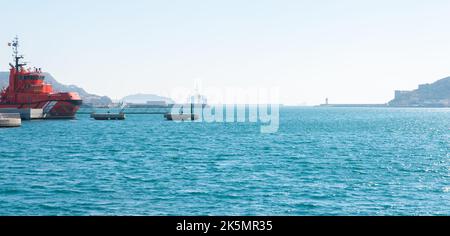 CARTAGENA, SPANIEN - 22. FEBRUAR 2019 Ein Rettungsschlepper, der zu Salvamento Maritimo, dem spanischen Seefahrtsort, gehört, vertäut in Puerto Comercial, Cartagena, Spanien Stockfoto