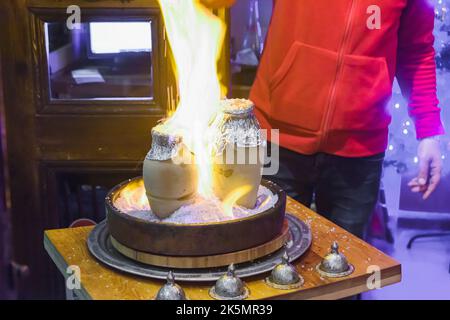 Testi kabab, ein traditioneller türkischer Lammkebab, der über Feuer in Terrakotta-Töpfen gekocht wird. Istanbul, Türkei Stockfoto