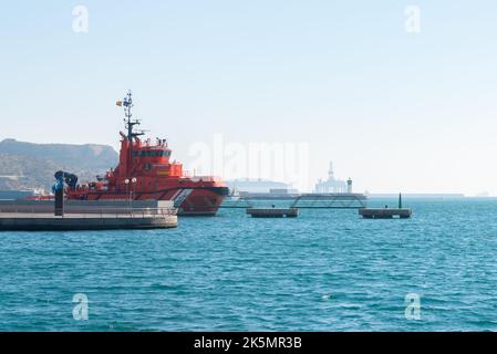 CARTAGENA, SPANIEN - 22. FEBRUAR 2019 Ein Rettungsschlepper, der zu Salvamento Maritimo, dem spanischen Seefahrtsort, gehört, vertäut in Puerto Comercial, Cartagena, Spanien Stockfoto