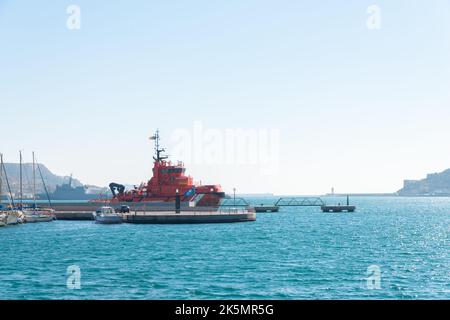 CARTAGENA, SPANIEN - 22. FEBRUAR 2019 Ein Rettungsschlepper, der zu Salvamento Maritimo, dem spanischen Seefahrtsort, gehört, vertäut in Puerto Comercial, Cartagena, Spanien Stockfoto