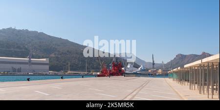 CARTAGENA, SPANIEN - 22. FEBRUAR 2019 Ein Rettungsschlepper, der zu Salvamento Maritimo, dem spanischen Seefahrtsort, gehört, vertäut in Puerto Comercial, Cartagena, Spanien Stockfoto