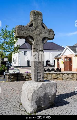 Keltisches Kreuz im Zentrum von Castlewellan, County Down, Nordirland, Vereinigtes Königreich, Großbritannien Stockfoto