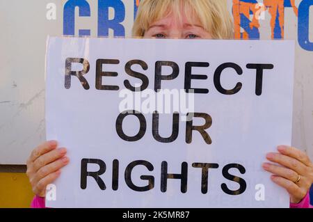 14/08/2010, Belfast, Nordirland. Eine Frau hält ein Schild mit der Aufschrift „Respect Our Rights“ auf einem Protest der Einwohner von Ardoyne gegen eine Parade der „Apprentice Boys of Derry“ hoch. Stockfoto