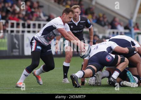 Newcastle, England, 9. Oktober 2022. Ivan Van Zyl tritt den Ball für Saracens gegen Newcastle Falcons in der Gallagher Premiership im Kingston Park. Quelle: Colin Edwards/Alamy Live News. Stockfoto