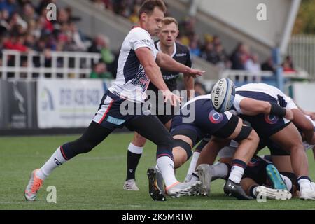 Newcastle, England, 9. Oktober 2022. Ivan Van Zyl tritt den Ball für Saracens gegen Newcastle Falcons in der Gallagher Premiership im Kingston Park. Quelle: Colin Edwards/Alamy Live News. Stockfoto