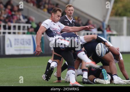 Newcastle, England, 9. Oktober 2022. Ivan Van Zyl tritt den Ball für Saracens gegen Newcastle Falcons in der Gallagher Premiership im Kingston Park. Quelle: Colin Edwards/Alamy Live News. Stockfoto