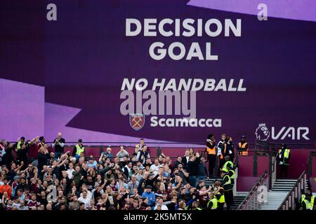 London, Großbritannien. 9.. Oktober 2022. Var während des Premier League-Spiels zwischen West Ham United und Fulham im London Stadium, Stratford am Sonntag, 9.. Oktober 2022. (Kredit: Federico Maranesi | MI Nachrichten) Kredit: MI Nachrichten & Sport /Alamy Live Nachrichten Stockfoto