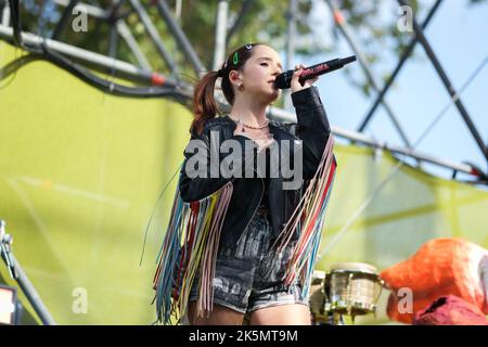 Die Sängerin Eva Luna tritt während des Konzerts des Hispanic Heritage Festivals an der Puerta de Alcalá in Madrid auf. Stockfoto