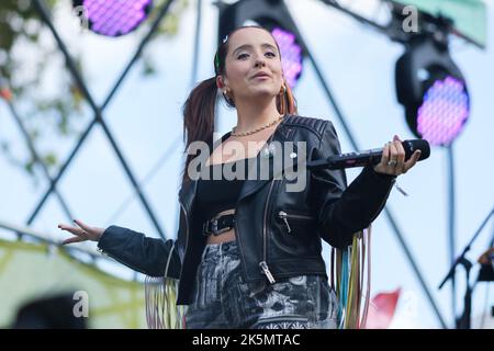 Die Sängerin Eva Luna tritt während des Konzerts des Hispanic Heritage Festivals an der Puerta de Alcalá in Madrid auf. Stockfoto