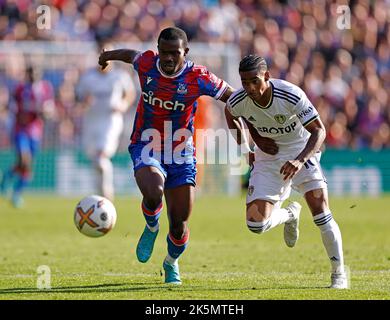 Tyrick Mitchell (links) von Crystal Palace und Crysencio Summerville von Leeds United kämpfen während des Premier League-Spiels im Selhurst Park, London, um den Ball. Bilddatum: Sonntag, 9. Oktober 2022. Stockfoto