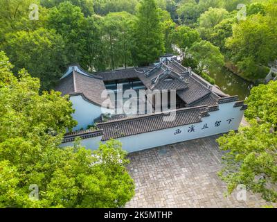 Ein Blick aus der Vogelperspektive auf die Architektur im Stil von Jiangnan im malerischen Xixi Wetland, Hangzhou, China Stockfoto