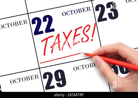 22. Tag im Oktober. Handzeichnung rote Linie und Schreiben des Textes Steuern am Kalenderdatum Oktober 22. Datum der Steuerzahlung erinnern. Tax-Day-Konzept. Herbst Stockfoto