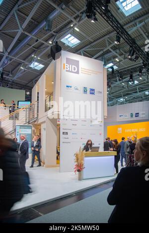 BID Bundesarbeitsgemeinschaft Immobilienwirtschaft Deutschland bei der 24. Internationale Fachmesse für Immobilien und Investitionen Expo Real am 6.10.2022 in München. Seit 1998 findet die Fachmesse für Immobilien und Investitionen jährlich im Oktober in der bayerischen Landeshauptstadt München statt. Heuer vom 4.10.2022 bis zum 6.10.2022. - BID Bundesarbeitsgemeinschaft Immobilienwirtschaft Deutschland auf der Internationalen Fachmesse für Immobilien und Investitionen Expo Real 24. am 6. Oktober 2022 in München. Seit 1998 findet die Real Expo in München statt, dieses Jahr vom 4. Oktober un Stockfoto