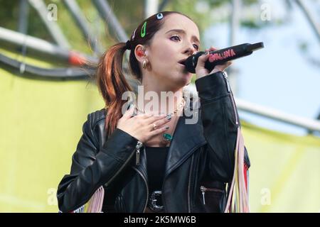 Madrid, Spanien. 09. Oktober 2022. Die Sängerin Eva Luna tritt während des Konzerts des Hispanic Heritage Festivals an der Puerta de Alcalá in Madrid auf. (Foto: Atilano Garcia/SOPA Images/Sipa USA) Quelle: SIPA USA/Alamy Live News Stockfoto