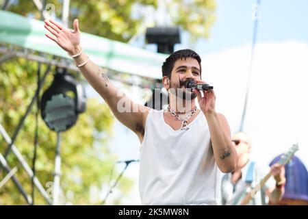 Madrid, Spanien. 09. Oktober 2022. Der kolumbianische Musiker Camilo Andrés Echeverry Correa, besser bekannt als Camilo, tritt während des Konzerts des Hispanic Heritage Festivals an der Puerta de Alcalá in Madrid auf. (Foto: Atilano Garcia/SOPA Images/Sipa USA) Quelle: SIPA USA/Alamy Live News Stockfoto