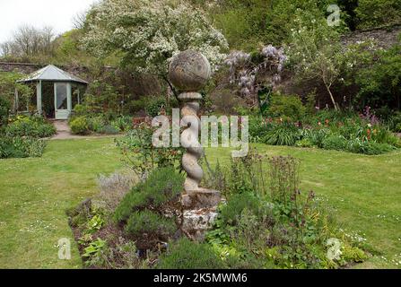 DEVON; HARTLAND ABBEY UMMAUERTEN GARTEN SOMMERHAUS & SKULPTUR Stockfoto