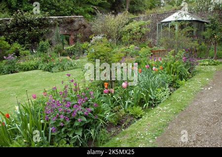 DEVON; HARTLAND ABBEY UMMAUERTEN GARTEN UND SOMMERHAUS Stockfoto