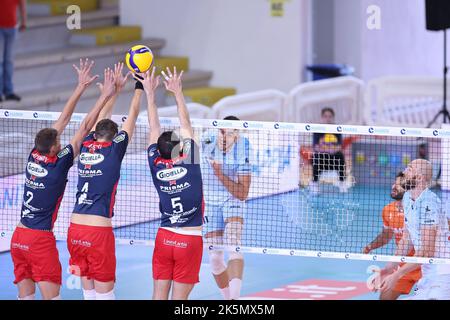 PalaBianchini, Latina, Italien, 09. Oktober 2022, Block Gioiella Prisma Taranto während der Top Volley Cisterna gegen Gioiella Prisma Taranto - Volleyball Italienische Serie A Männer Superliga Meisterschaft Stockfoto