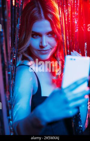 Hübsche Frau Selfie Foto festlichen Look Party Stockfoto