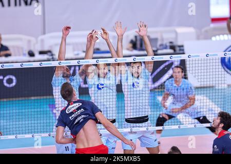 PalaBianchini, Latina, Italien, 09. Oktober 2022, Block Top Volley Cisterna während Top Volley Cisterna vs Gioiella Prisma Taranto - Volleyball Italianische Serie A Männer Superliga Meisterschaft Stockfoto