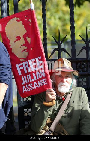 London, Großbritannien. 08. Oktober 2022. Ein Protestler hält ein Plakat vor dem Parlament zur Unterstützung von Julian Assange und einer freien Presse, das von der Kampagne „Assange nicht ausliefern“ organisiert wird. Anhänger von Julian Assange protestieren in Westminster im Zentrum von London und fordern die Freilassung des inhaftierten Whistleblowers Julian Assange, da er mit einer sehr langen Gefängnisstrafe konfrontiert sein könnte. Kredit: SOPA Images Limited/Alamy Live Nachrichten Stockfoto