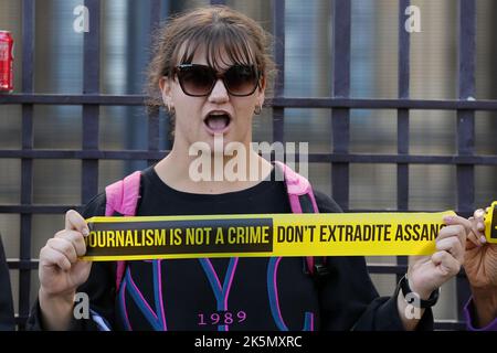 Ein Protestor hält vor dem Parlament ein Band zur Unterstützung von Julian Assange und einer freien Presse, organisiert von der Kampagne Don't extradite Assange. Anhänger von Julian Assange protestieren in Westminster im Zentrum von London und fordern die Freilassung des inhaftierten Whistleblowers Julian Assange, da er mit einer sehr langen Gefängnisstrafe konfrontiert sein könnte. Stockfoto