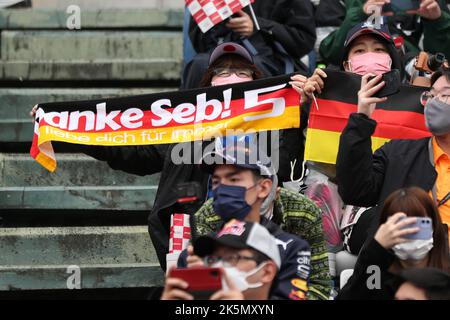 9.. Oktober 2022; Suzuka Circuit, Ino, Suzuka City, Präfektur Mie, Japan: FIA F1 Grand Prix of Japan, Renntag; Sebastian Vettel-Fans Stockfoto