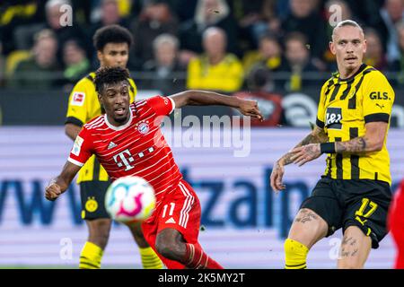 Dortmund, Deutschland. 08. Oktober 2022. Fußball: Bundesliga, Borussia Dortmund - Bayern München, Matchday 9, Signal Iduna Park: Der Münchner Kingsley Coman (l.) und der Dortmunder Marius Wolf kämpfen um den Ball. Kredit: David Inderlied/dpa/Alamy Live Nachrichten Stockfoto