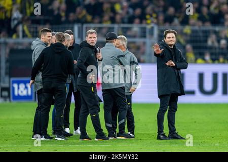 Dortmund, Deutschland. 08. Oktober 2022. Fußball: Bundesliga, Borussia Dortmund - Bayern München, Matchday 9, Signal Iduna Park: Dortmunder Trainer Edin Terzic (r) begrüßt nach dem Schlusspfiff. Kredit: David Inderlied/dpa/Alamy Live Nachrichten Stockfoto