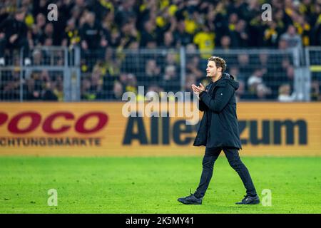 Dortmund, Deutschland. 08. Oktober 2022. Fußball: Bundesliga, Borussia Dortmund - Bayern München, Matchday 9, Signal Iduna Park: Dortmunder Trainer Edin Terzic läuft nach dem Schlusspfiff über das Spielfeld. Kredit: David Inderlied/dpa/Alamy Live Nachrichten Stockfoto