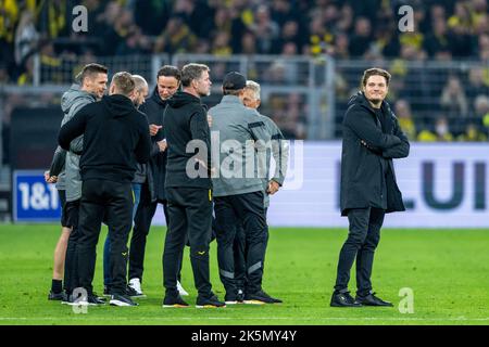 Dortmund, Deutschland. 08. Oktober 2022. Fußball: Bundesliga, Borussia Dortmund - Bayern München, Matchday 9, Signal Iduna Park: Dortmunder Trainer Edin Terzic (r) begrüßt nach dem Schlusspfiff. Kredit: David Inderlied/dpa/Alamy Live Nachrichten Stockfoto