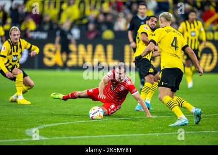 Dortmund, Deutschland. 08. Oktober 2022. Fußball: Bundesliga, Borussia Dortmund - Bayern München, Matchday 9, Signal Iduna Park: Der Münchner Leon Goretzka fällt im Duell mit dem Dortmunder Emre Can. Kredit: David Inderlied/dpa/Alamy Live Nachrichten Stockfoto