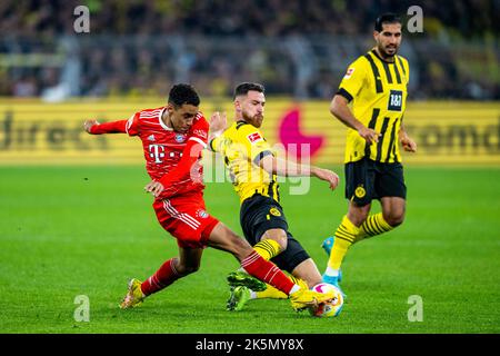 Dortmund, Deutschland. 08. Oktober 2022. Fußball: Bundesliga, Borussia Dortmund - Bayern München, Matchday 9, Signal Iduna Park: Münchens Jamal Musiala (l) und Dortmunds Salih zcan kämpfen um den Ball. Kredit: David Inderlied/dpa/Alamy Live Nachrichten Stockfoto