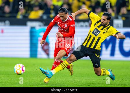 Dortmund, Deutschland. 08. Oktober 2022. Fußball: Bundesliga, Borussia Dortmund - Bayern München, Matchday 9, Signal Iduna Park: Der Münchner Leroy Sane (l) und der Dortmunder Emre können um den Ball kämpfen. Kredit: David Inderlied/dpa/Alamy Live Nachrichten Stockfoto