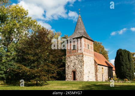 Monumentale Johannes-der-Täufer-Kirche in Bexhövede, Loxstedt, Cuxhaven, Deutschland Stockfoto