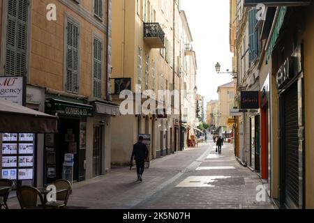 Menton, Frankreich - 20. April 2022: Details aus der Küstenstadt Menton an der französischen riviera an einem sonnigen Frühlingstag. Stockfoto