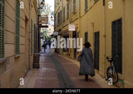 Menton, Frankreich - 20. April 2022: Details aus der Küstenstadt Menton an der französischen riviera an einem sonnigen Frühlingstag. Stockfoto