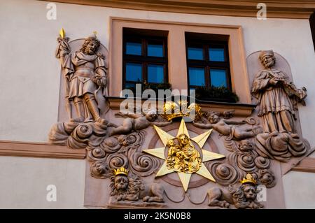 Hohe Reliefdetails im Zentrum von Prag, Tschechien. Stockfoto