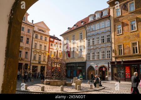 Kleine quadratische Renaissance-Häuser in Prag, Tschechische Republik. Stockfoto