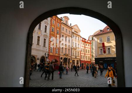 Kleine quadratische Renaissance-Häuser in Prag, Tschechische Republik. Stockfoto