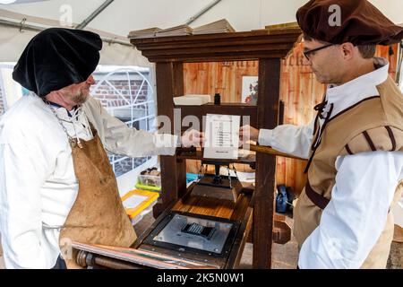 Kempen Kunsthandwerksmarkt im Zentrum der historischen Altstadt, Gutenberg Stand, der Buchdruck erfolgt auf der Nachbildung einer Buchpresse Stockfoto
